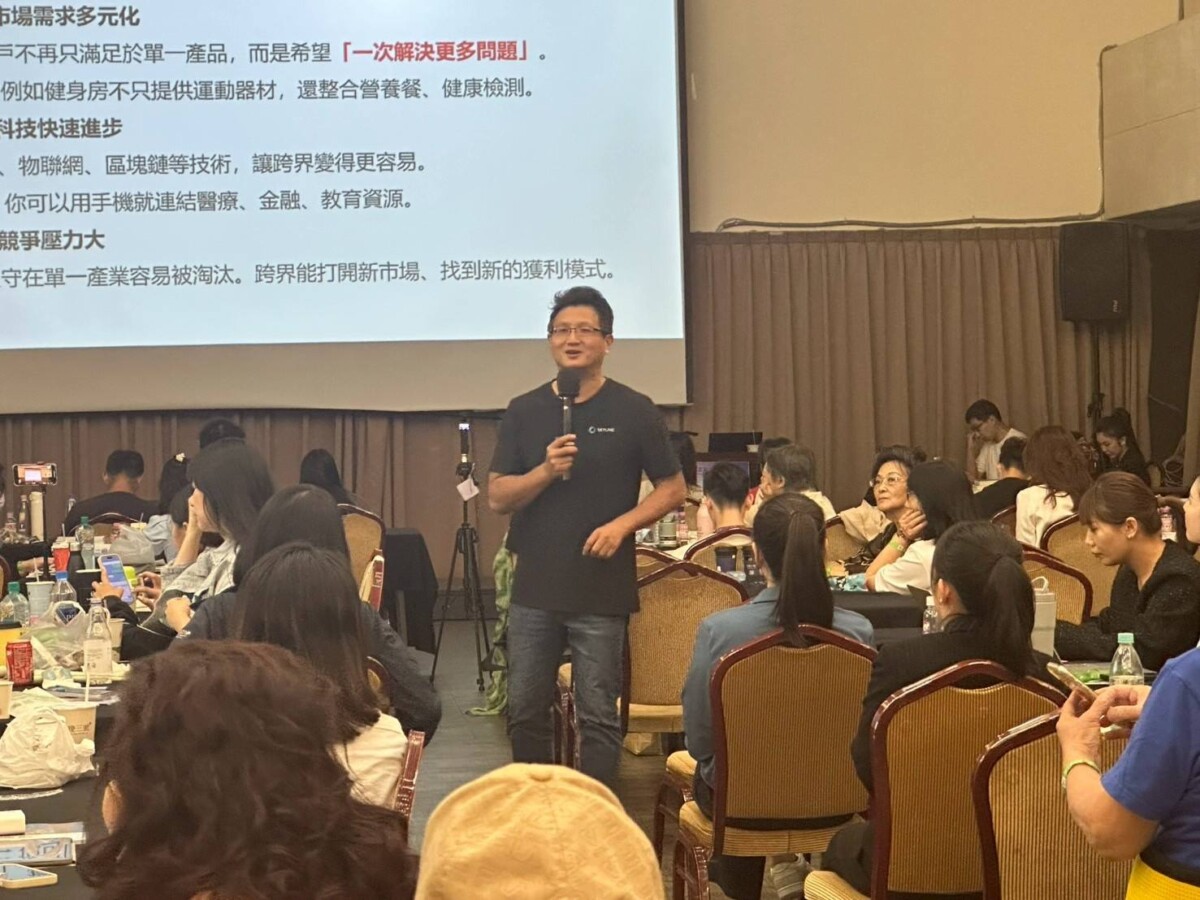 ▲AI 獲客教練吳宥忠於課程現場分享市場趨勢與跨域整合觀點，說明企業在新時代下如何透過流程設計與策略調整提升競爭力。（吳宥忠提供）