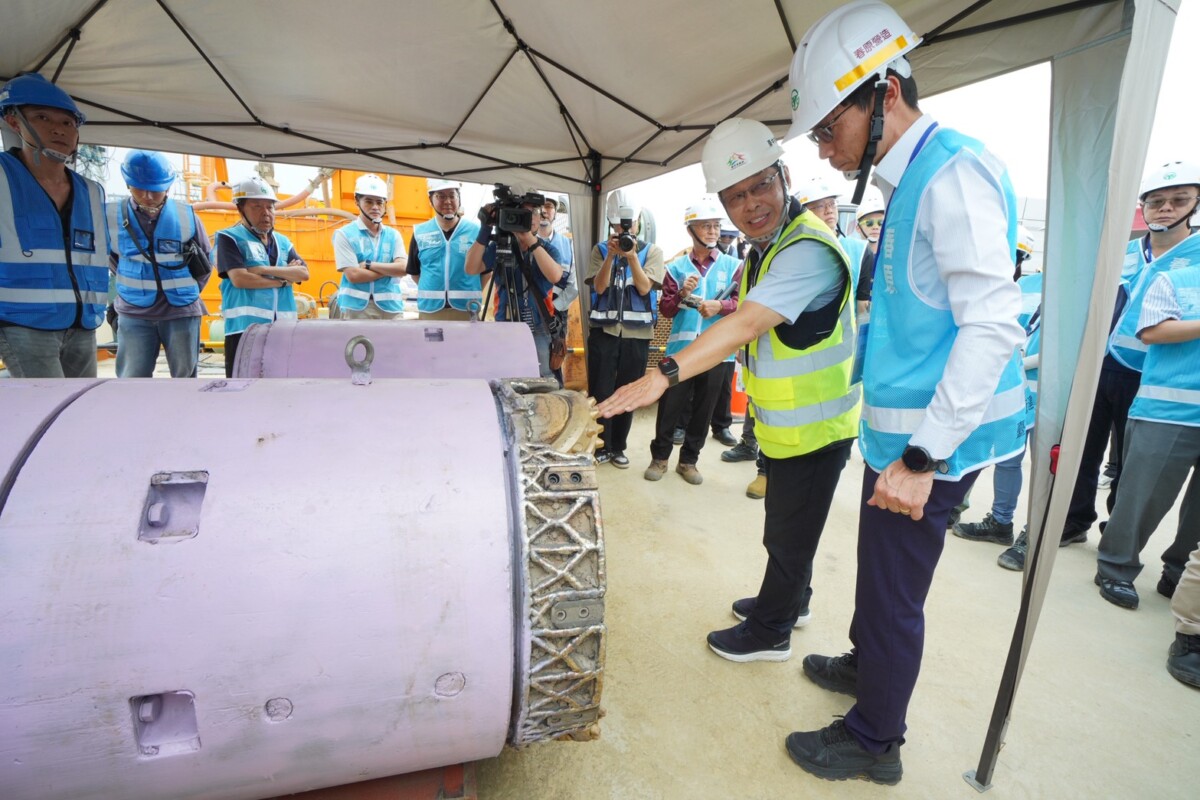 ▲建設局長陳大田向陳俊陽高級署長說明鑽掘機原理及工法。(圖/中市府提供)
