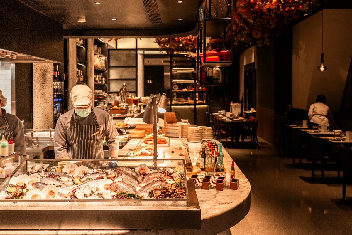 ▲SEEDS 義式餐廳 母親節主打頂級「龍蝦」與「和牛」Buffet 盛宴，母親本人用餐享半價優惠。（圖/高雄洲際酒店提供）