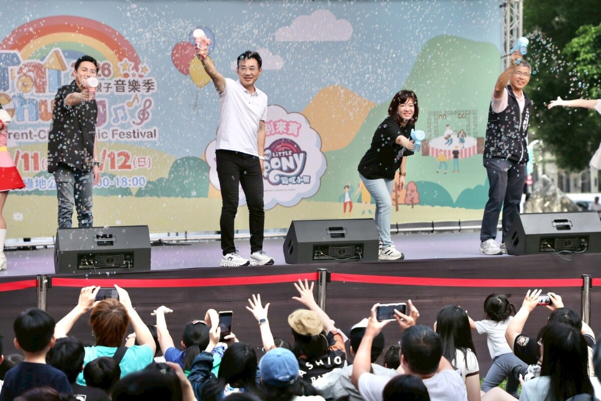 ▲新聞局長欒治誼和與會嘉賓與市民同樂。(圖/記者顏淑娟翻攝)