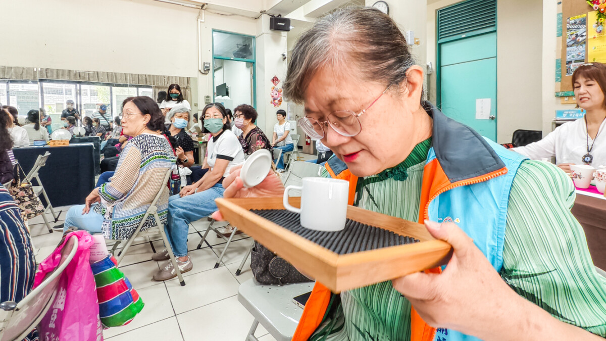 ▲社團法人翔鳳慈善關懷協會理事長陳秀鳳進行靜心品茗。（圖/記者黃淑貞攝）