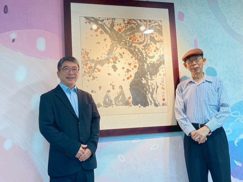 水墨畫李國聰大師（右）慨捐〈三娘言〉與〈五月白河一景〉等兩幅創作予永慶高中，為校園注入濃厚的人文藝術氣息。（圖/永慶高中提供）