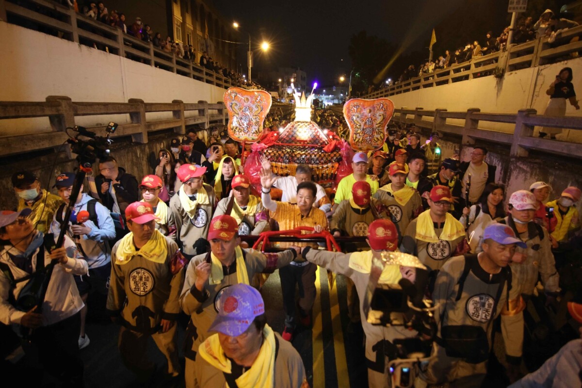 ▲大甲媽遶境進香沿途信眾對媽祖的信任與尊敬，呈現出跨文化、跨世代的獨特性。