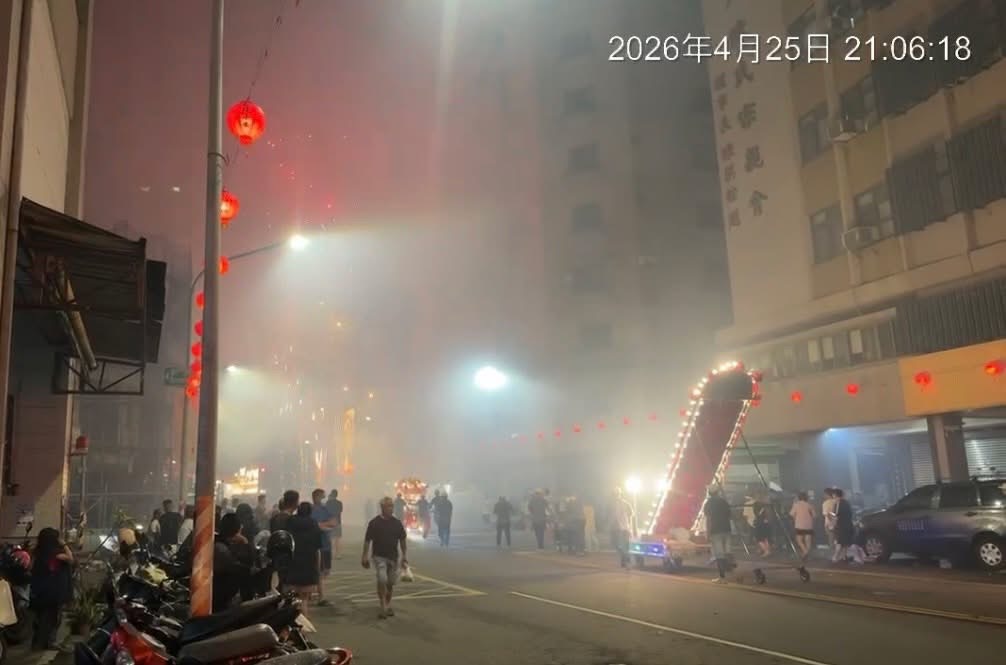 擾民！鹽埕宮廟遶境鞭炮狂炸霧茫茫一片 居民怒吼：快被毒死  環保局及警局接連開罰