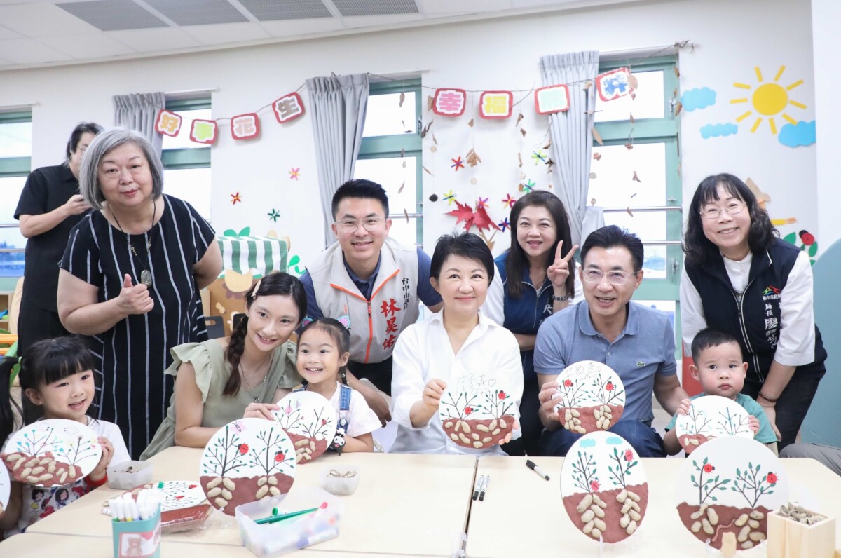 ▲盧秀燕、江啟臣與小朋友們一起秀出作品「好事花生」。(圖/記者顏淑娟翻攝)