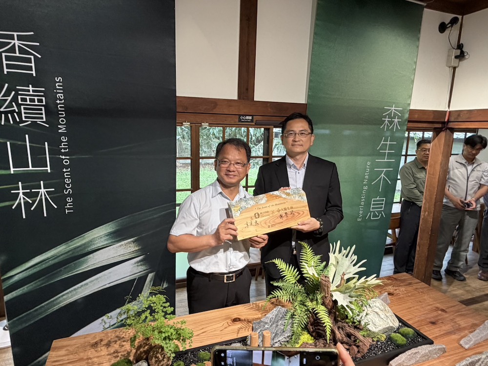 林業保育署嘉義分署李定忠分署長（左）與大醫生技公司謝豐裕董事長（右），推動「林下良品X大醫生林」合作。（圖/記者黃采琳攝）