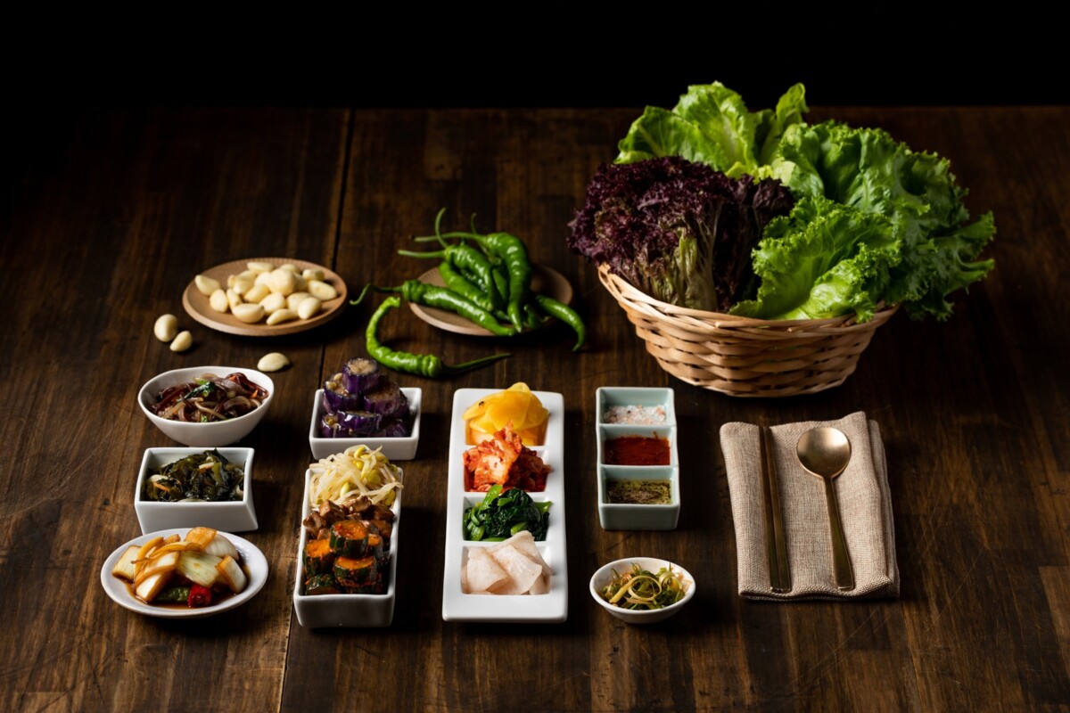 ▲姜滿堂-韓式小菜和鮮蔬通通免費續。（圖/姜滿堂提供）