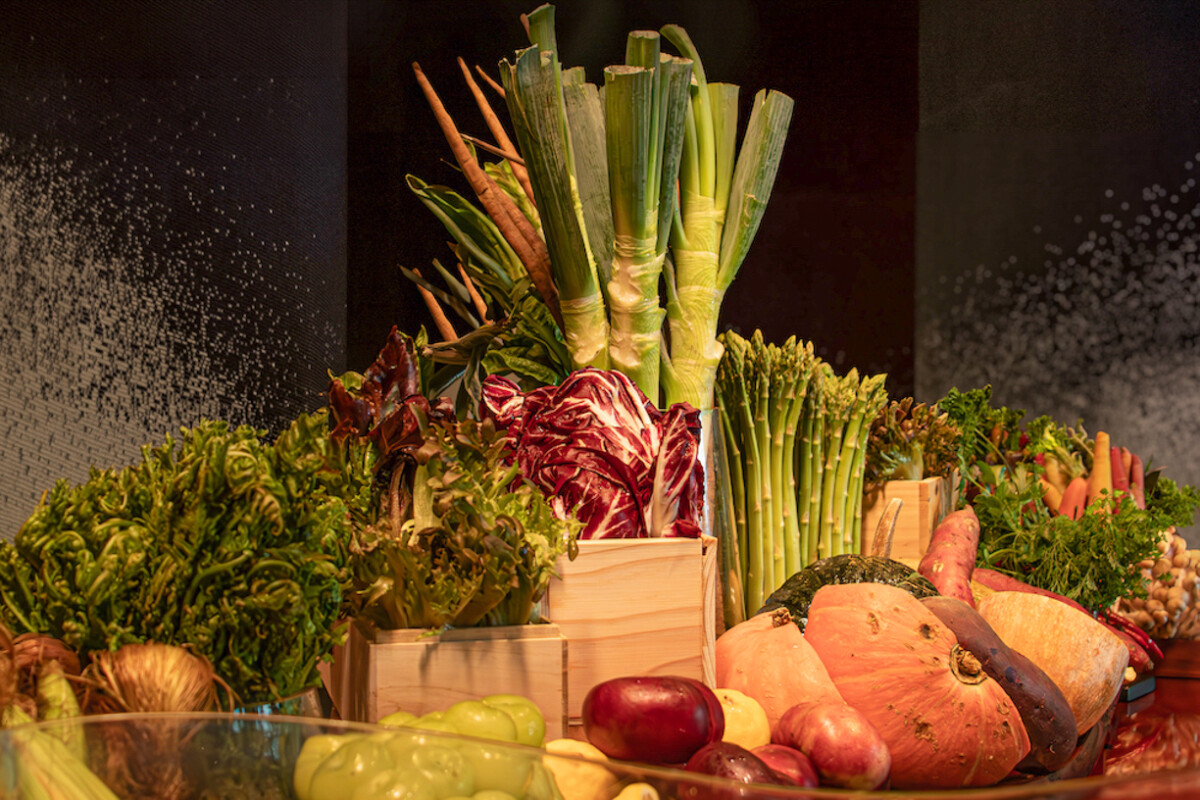 ▲嚴選台灣當季蔬菜，呈現風土之味的自然層次，為Ukai-tei Kaohsiung《LE HAMBOURG》餐會帶來清爽。（圖/THE AMNIS然一酒店提供）