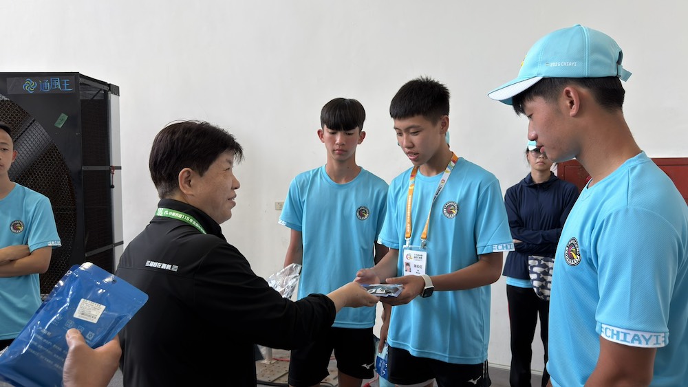 吳美華處長特別代表翁章梁縣長親自前往致意外，並致贈防曬與降溫相關物資，協助現場裁判團隊等工作人員對抗高溫。（圖/嘉義縣政府提供）