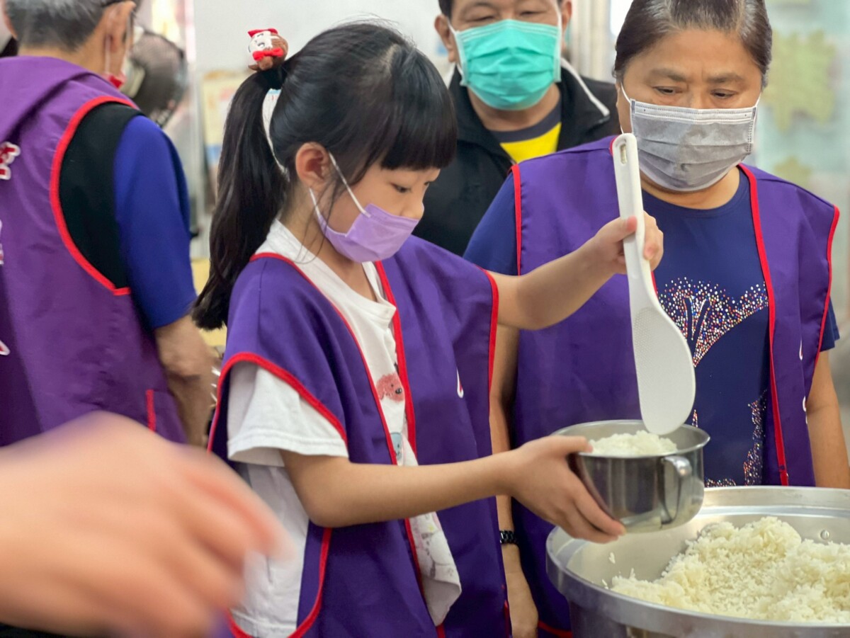 6歲萌娃走進街友服務站　發餐送暖超催淚