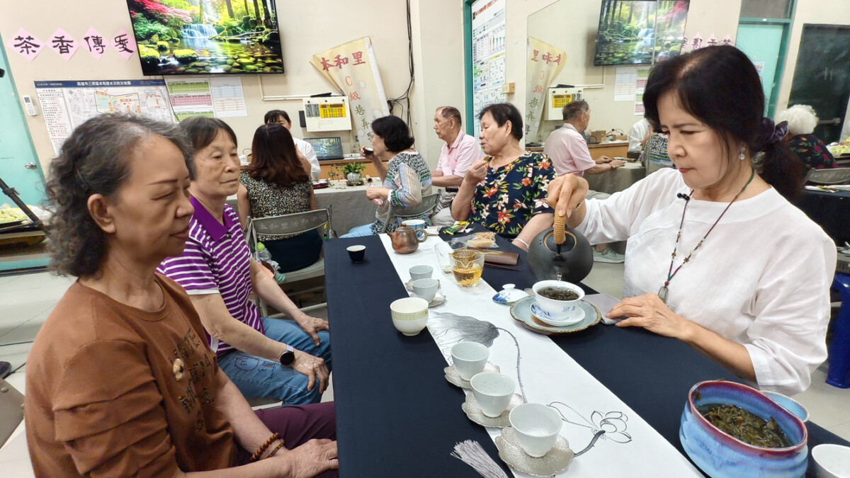 ▲陳憶禎領軍攜手王梨伊、劉淑麗、張月綾、盧芮淇等4位樂齡茶聊師，以茶為媒介，陪伴長者展開一段身心療癒的時光。（圖/記者黃淑貞攝）