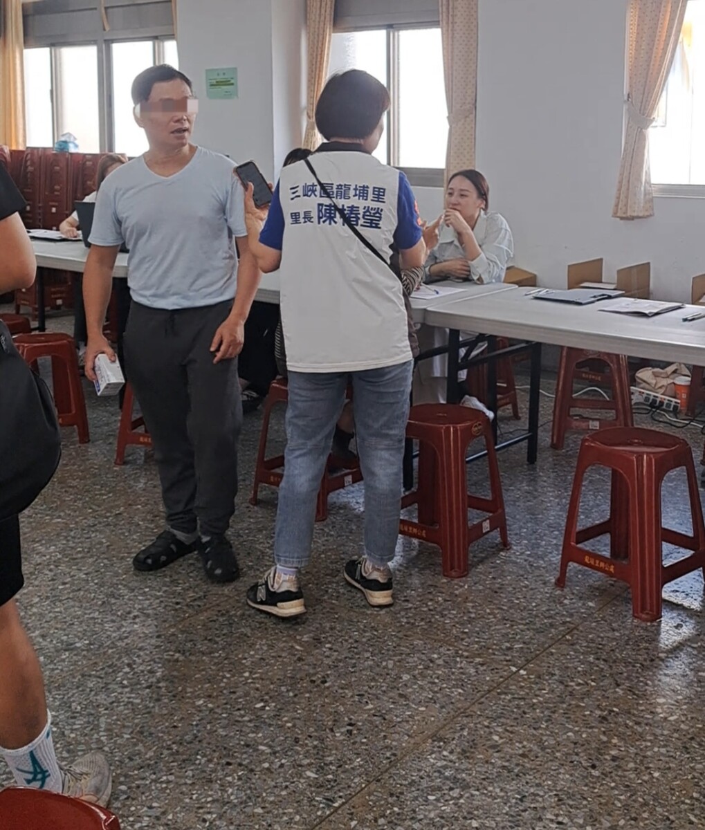 遭到火爆脾氣光頭男指控窺視他個資的民眾也是氣憤不已的在現場向承辦人員表示無奈。(影像由記者郭晉嘉拍攝)。