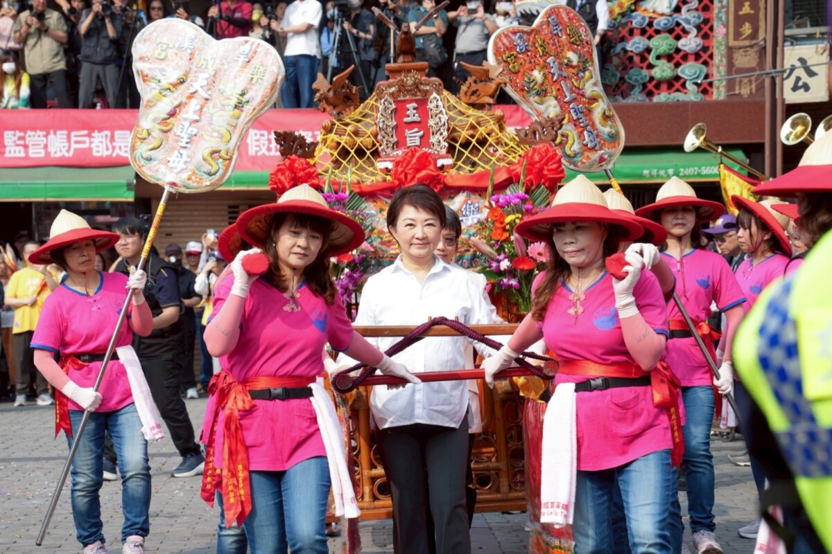 ▲盧秀燕親自扶鑾轎與女子神轎班踩著大小禮步。(圖/記者顏淑娟翻攝)