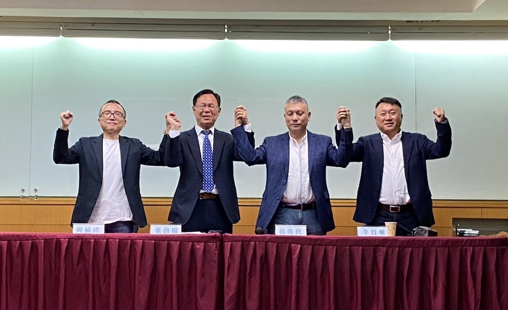 藍白合初選民調結果發佈記者會，由國民黨副秘書長李哲華（右起）、參選人翁壽良醫師、民眾黨參選人張啓楷及秘書長周榆修共同主持。（圖/記者黃采琳翻攝）