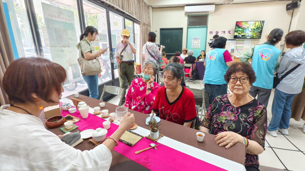 ▲陳憶禎領軍攜手王梨伊、劉淑麗、張月綾、盧芮淇等4位樂齡茶聊師，以茶為媒介，陪伴長者展開一段身心療癒的時光。（圖/記者黃淑貞攝）