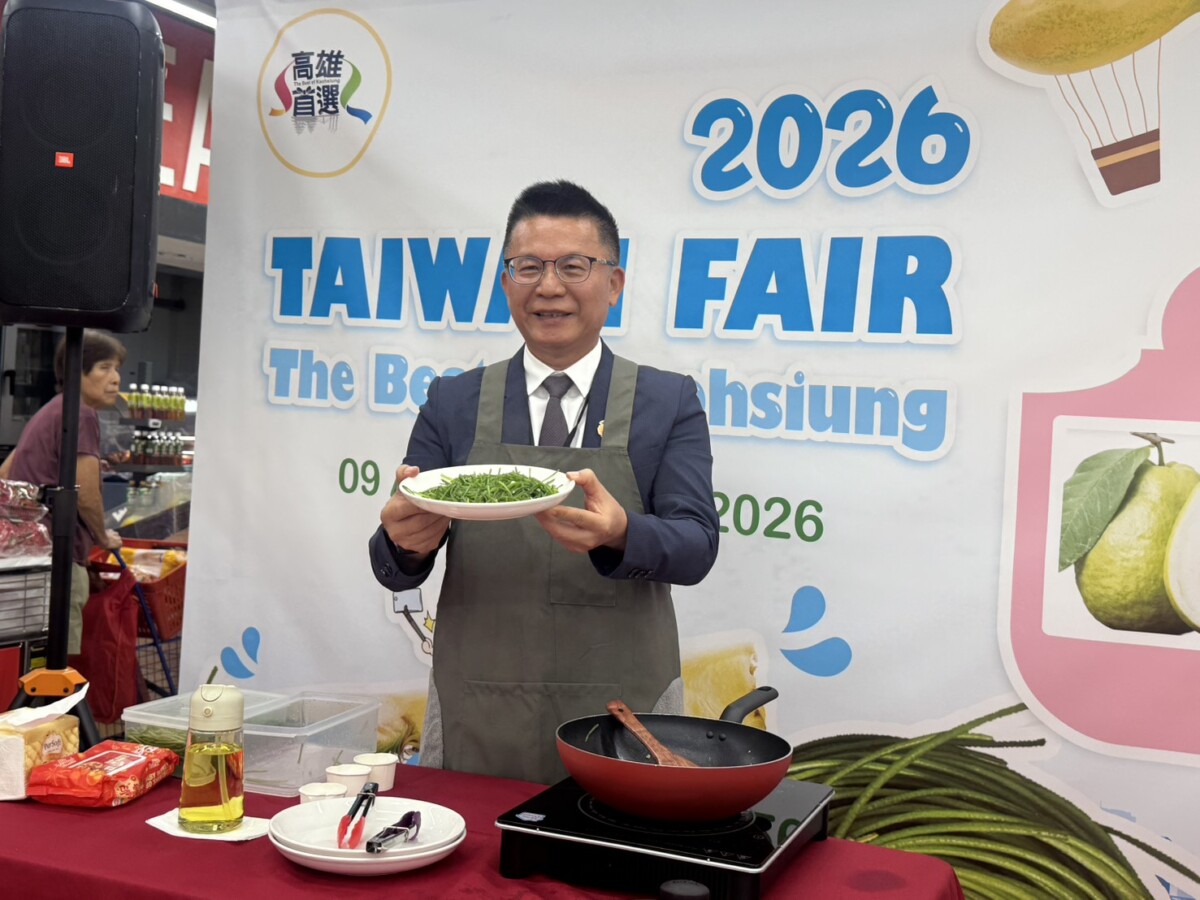 局長姚志旺擔任型男主廚，現場烹飪拿手菜分享民眾。(圖/高雄市政府農業局提供)
