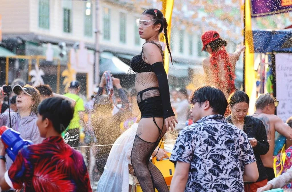 6bed4e4c6efa2449b3325c6d5136a141