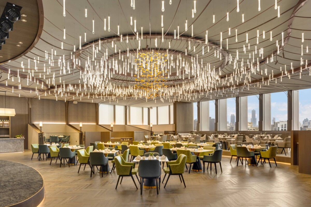 ▲皇豪中餐廳於5月2日至10日推出限定十人桌宴，層層堆疊出豐盛粵菜滋味，每桌23,800元起。（圖/高雄萬豪酒店提供）