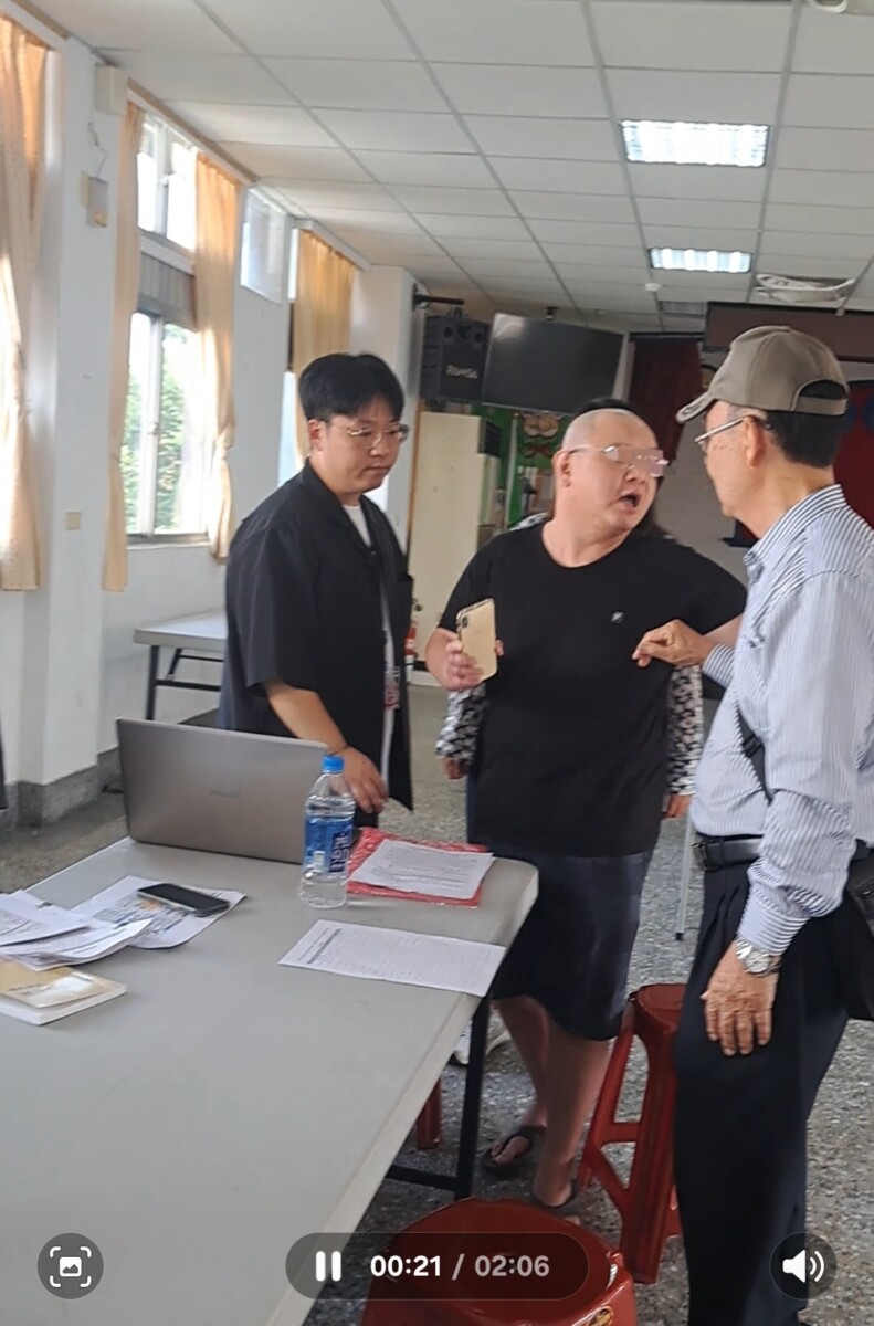 「新訂三峽都市計畫（麥仔園地區）」第三次土地所有權人意願調查現場爆發激烈口角，該名光頭男咆哮著說 : 自己的個資遭到窺視而憤怒不已。(影像由記者郭晉嘉拍攝)。