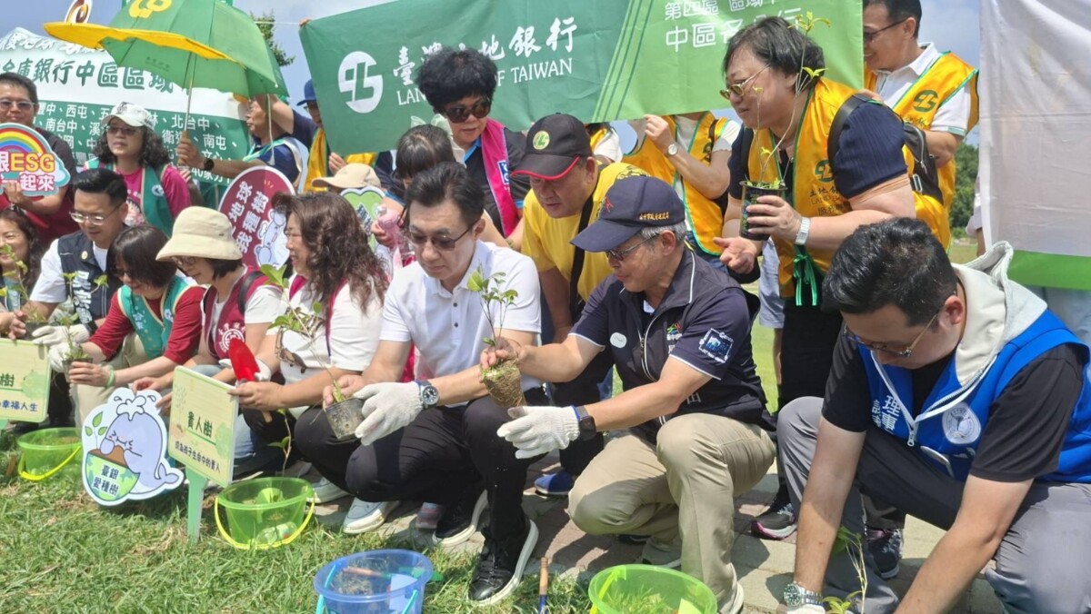▲建設局長陳大田與立法院副院長江啟臣一同種下樹苗。(圖/記者顏淑娟翻攝)