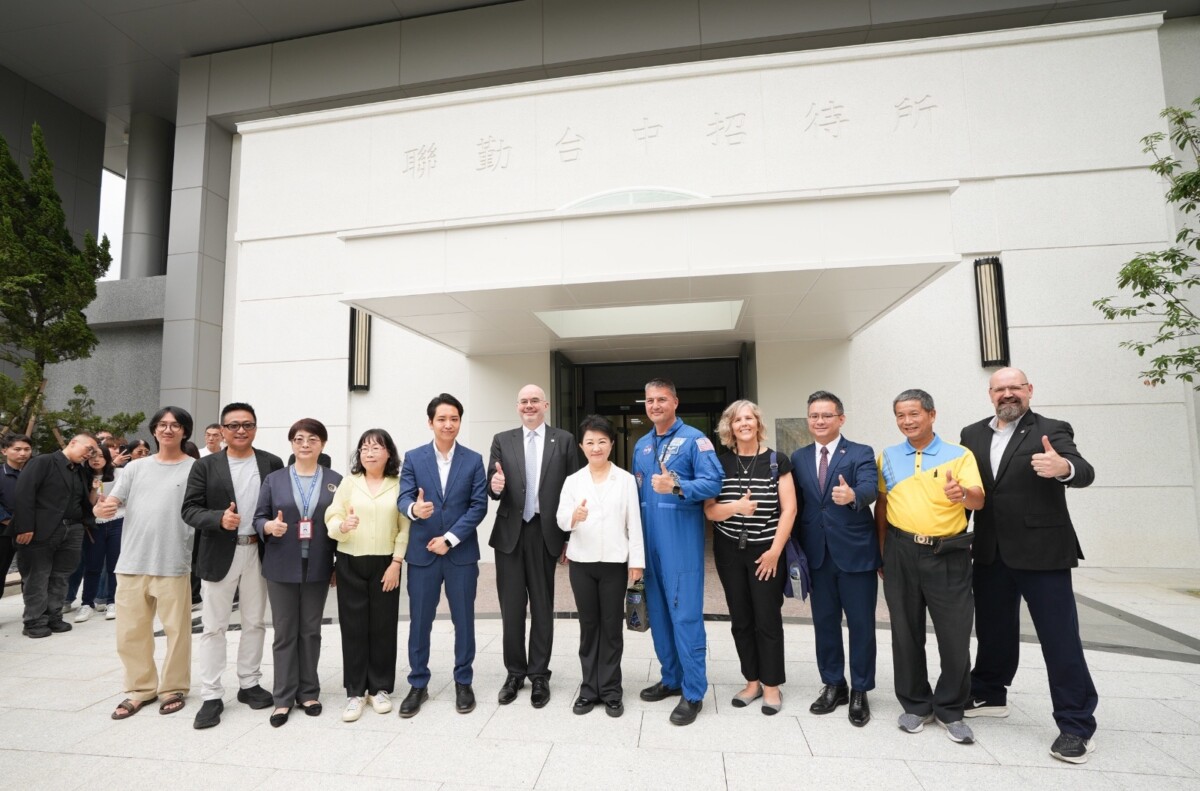 ▲市長盧秀燕、AIT處長谷立言及林琪兒夫婦等人於聯勤台中招待所的立面牆合影。(圖/記者顏淑娟翻攝)