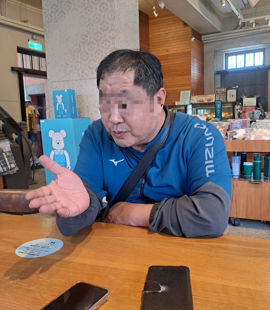 該校棒球隊范姓總教練在接受訪問時,也提供一份向本新聞社的陳情書以及報案相關資料向本新聞社抱屈喊冤。(影像由記者郭晉嘉拍攝)。