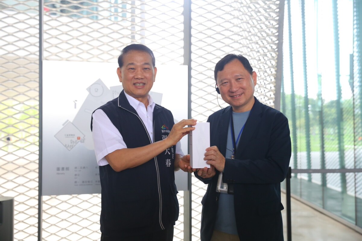 ▲中市府張大春副祕書長致贈綠美圖文創品。(圖/台中市立圖書館提供)