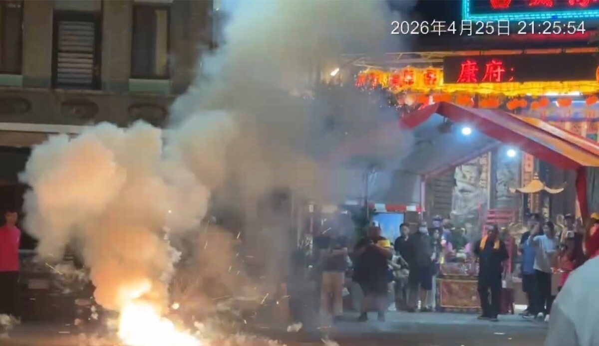 警方表示，該遶境活動事前已依法申請路權，鹽埕分局並與廟方召開協調會。(圖/高雄市政府環保局提供)