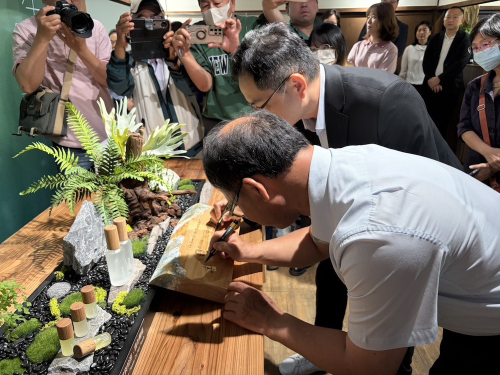 林業保育署嘉義分署李定忠分署長與大醫生技公司謝豐裕董事長，推動「林下良品X大醫生林」合作。（圖/記者黃采琳攝）