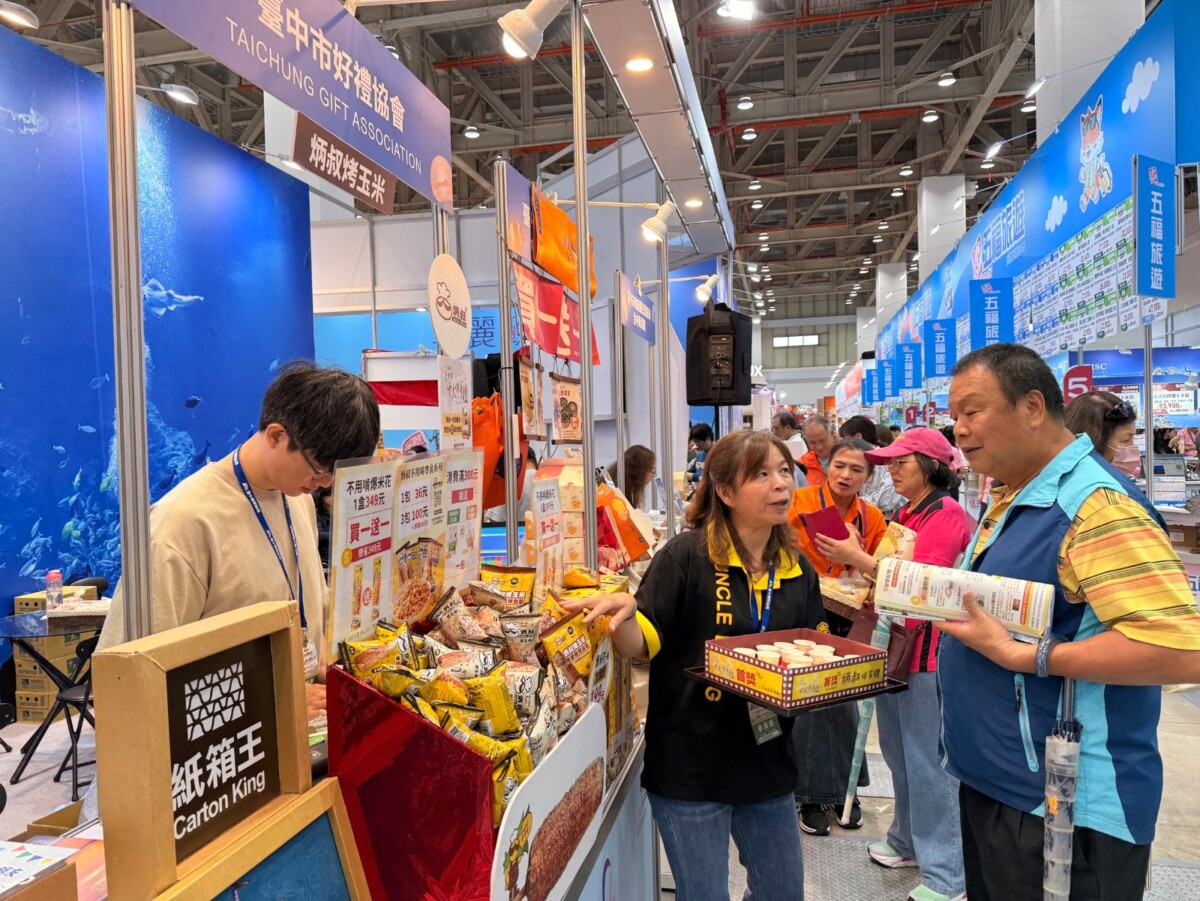 ▲為期4天的ATTA旅展台中館好康不斷，民眾爭相洽詢優惠。(圖/記者顏淑娟翻攝)