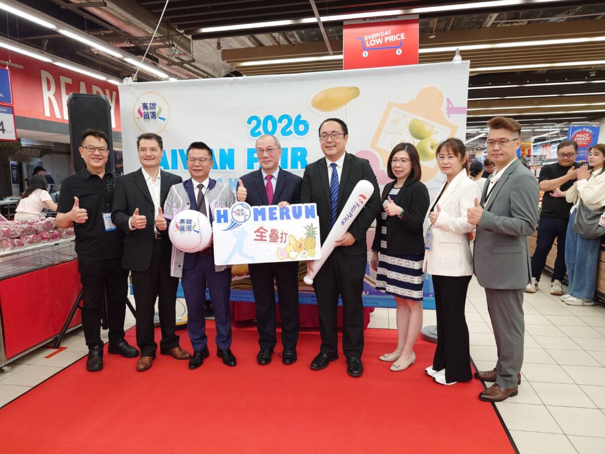高市農業局持續深耕星馬市場行銷，再度攜手新加坡零售龍頭FairPrice職總超市，推出「2026台灣農產節－高雄首選週」。左二：駐新加坡台北代表處經濟組吳文忠組長、中：高雄市政府農業局長姚志旺、右一：新加坡FairPrice生鮮蔬果部總監 Kwok Ka Chun、右二：駐新加坡台北代表處吳文齡公使(圖/高雄市政府農業局提供)