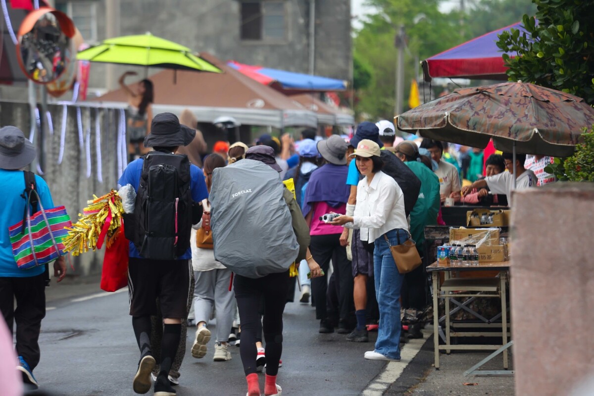 ▲沿途有不少善心人士提供免費食物、飲水讓信眾補充能量，讓濃濃的人情味成為台灣最美的風景。