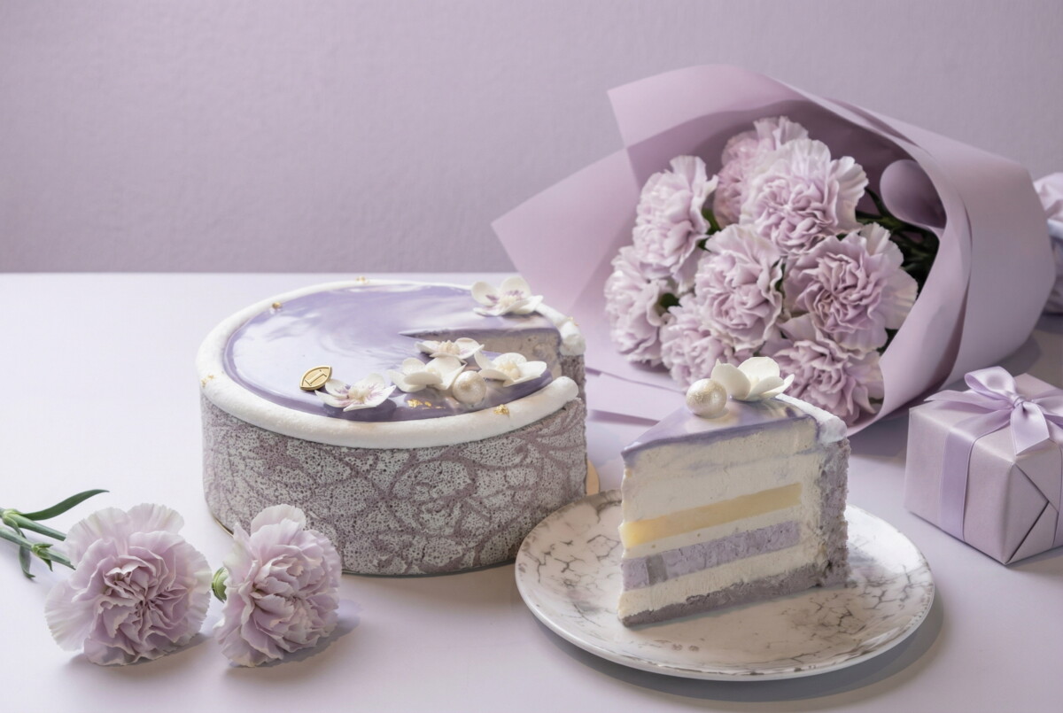 ▲「紫韻 Violet Grace 7 吋」天然無咖啡因國寶茶慕斯與紫薯戚風為基底，滑順布丁夾層與綿密。（圖/高雄洲際酒店提供）