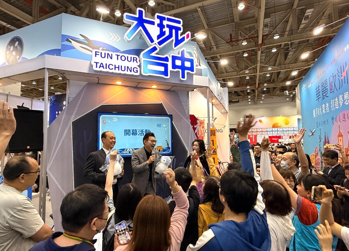 ▲立法院副院長江啟臣、台中觀旅局副局長蔡宗昇與旅展現場民眾活動熱絡。(圖/記者顏淑娟翻攝)