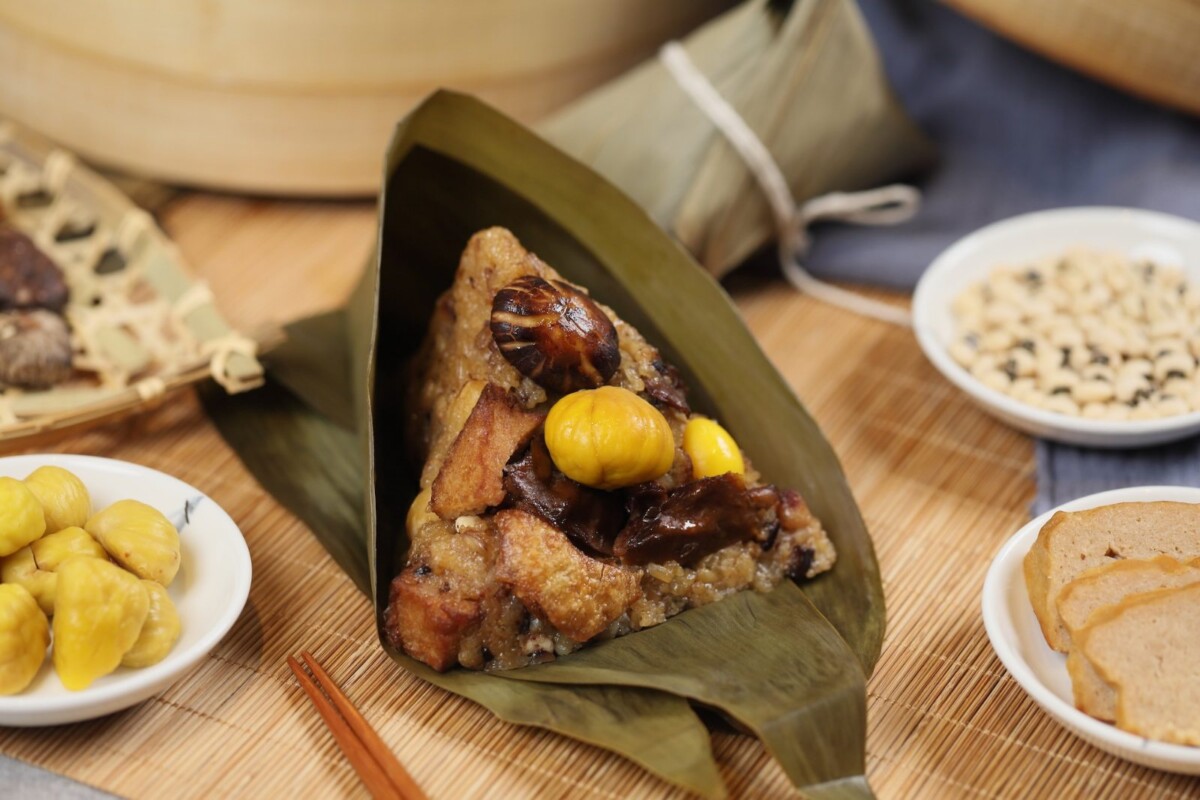 ▲「紅麴薑麻油素粽」以紅麴與老薑、麻油慢火拌炒，散發溫潤辛香，口感濕潤不膩，尾韻帶有淡雅米香。（圖/高雄萬豪酒店提供）