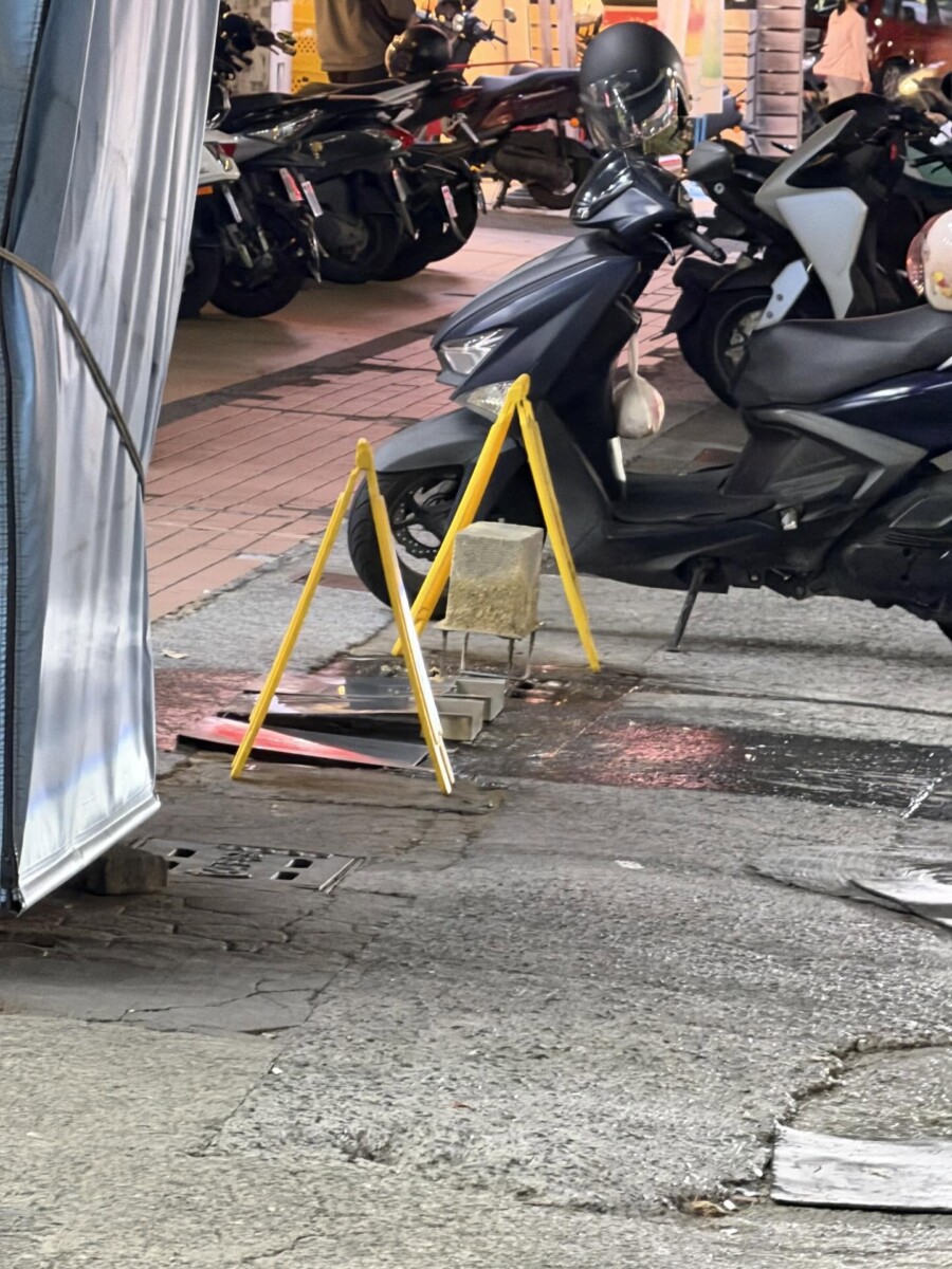 ▲有速食業者直接將裝有油渣的截油槽倒扣在水溝蓋上。（圖／擷自Threads 網友love_taiwan520520）