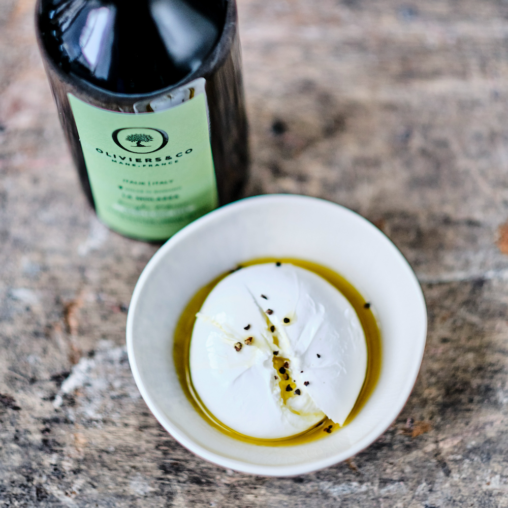 ▲布拉塔乳酪適合佐味濃烈草本氣息橄欖油。（圖/OLIVIERS&CO.提供）