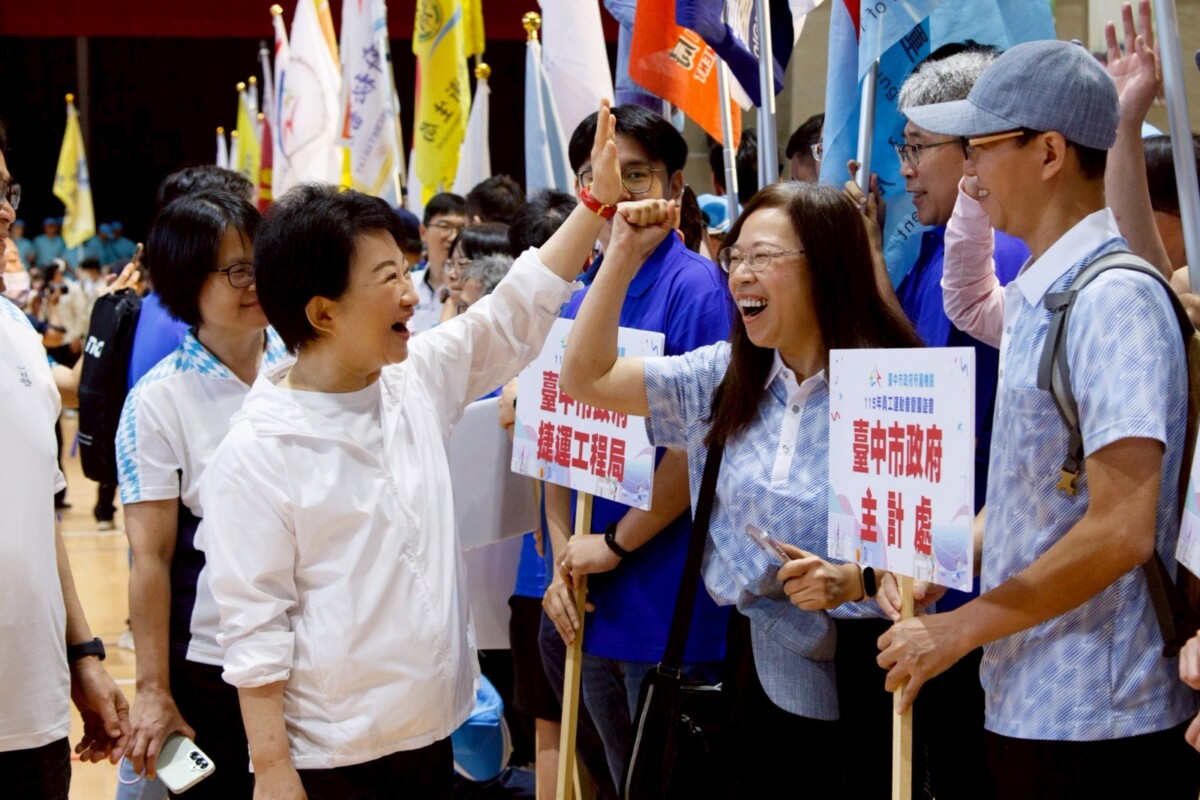 ▲此次有60個機關組隊參加，包括市議會秘書長彭乾銘也率隊參加、各個區公所也都組隊參加。(圖/記者顏淑娟翻攝)