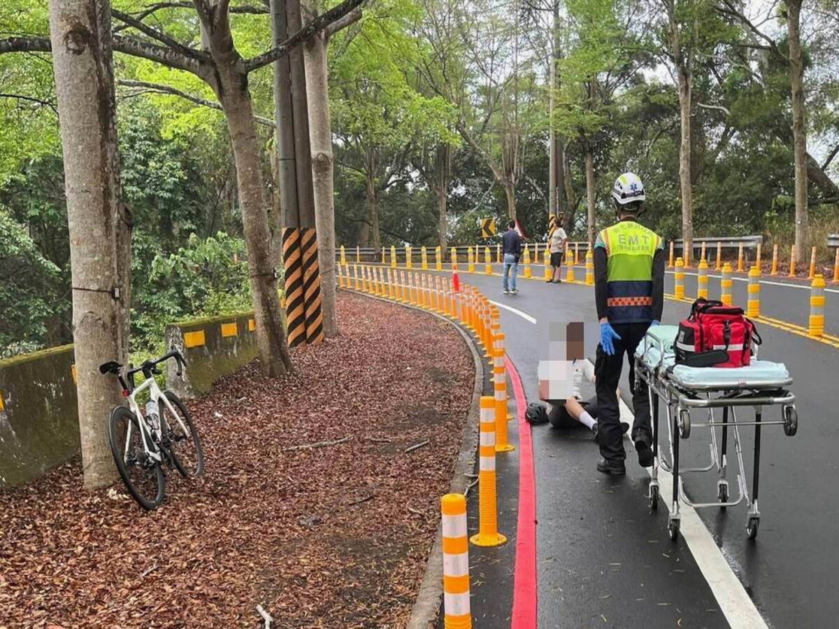 花壇139線傳摔車　彎道濕滑釀禍連人帶車摔翻