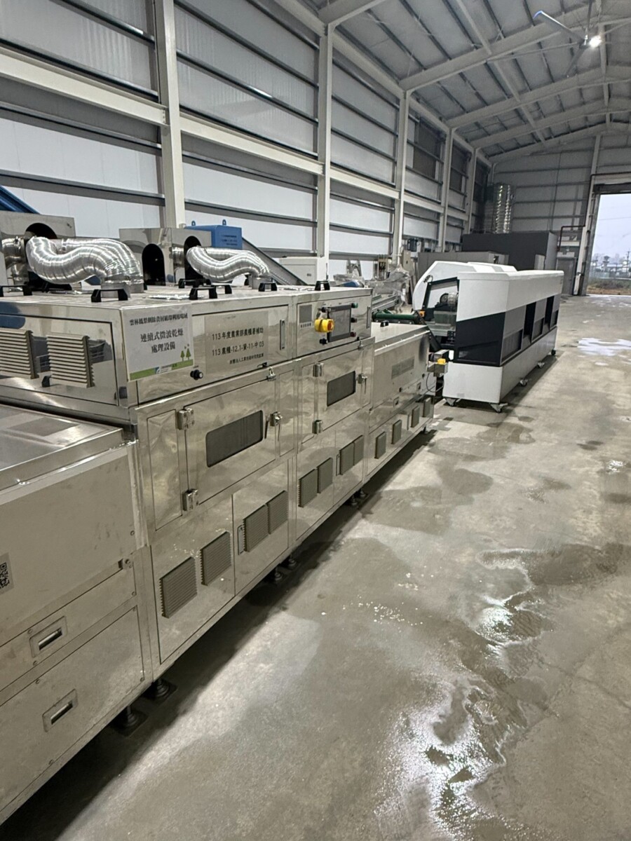 鳳梨葉透過自動化設備轉化為高價值纖維（照片／記者 陳雅琪 翻攝）