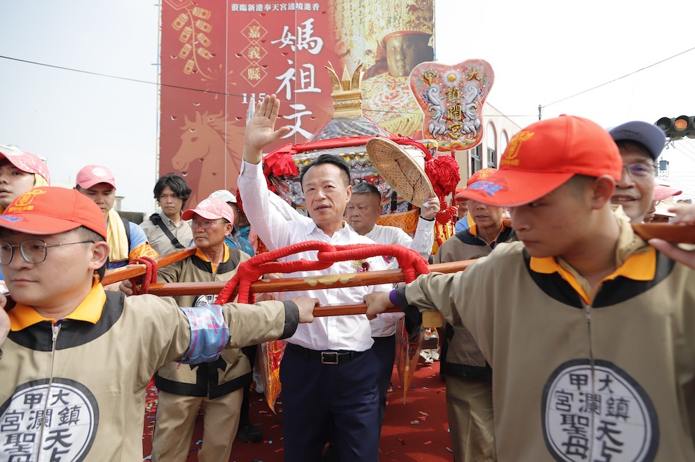 大甲鎮瀾宮媽祖遶境抵達雲嘉交界，嘉義縣長翁章梁、奉天宮董事長何達煌等嘉義地區各界同往接駕。（圖/嘉義縣政府提供）
