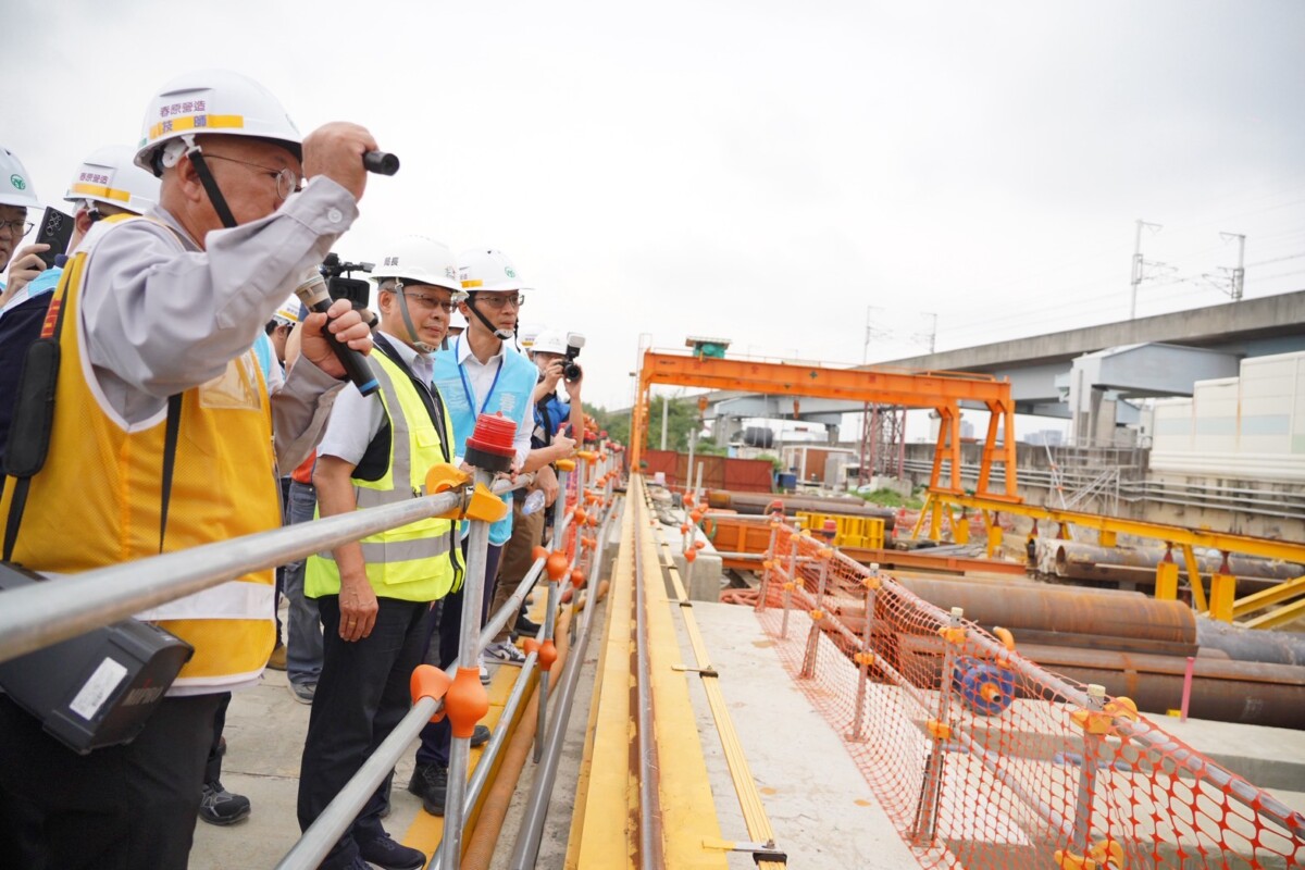 ▲全國規模最大的「管冪工程」須在不影響高速公路及高鐵正常運行下施工。(圖/中市府提供)