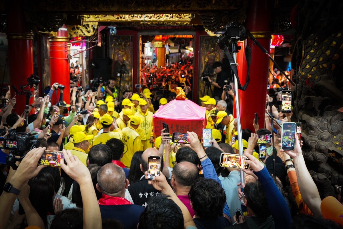▲苗栗拱天宮白沙屯媽祖八天七夜徒步北港進香之旅，今(13)日凌晨正式起駕。(圖/中市府提供)