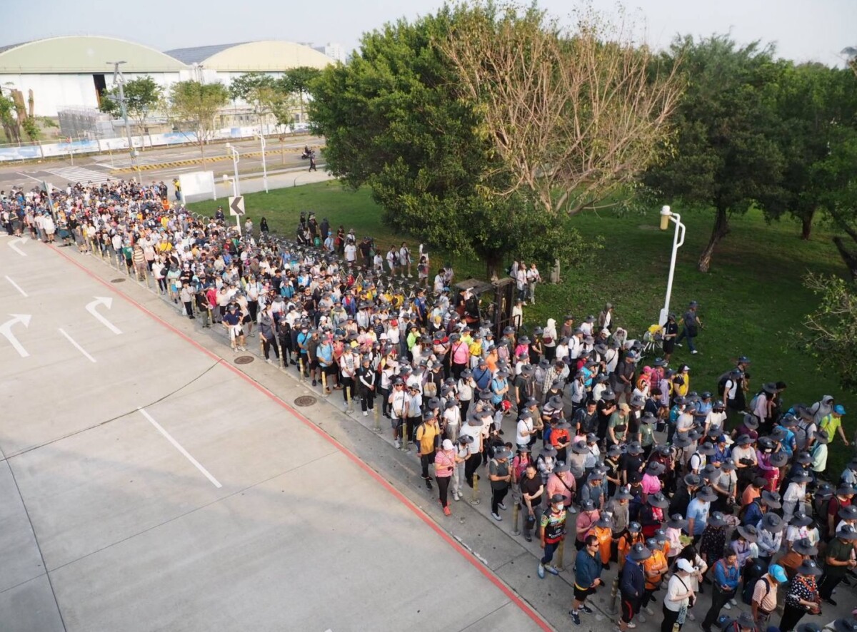 ▲萬人健行移師中央公園，再現超長人龍。(圖/記者顏淑娟翻攝)