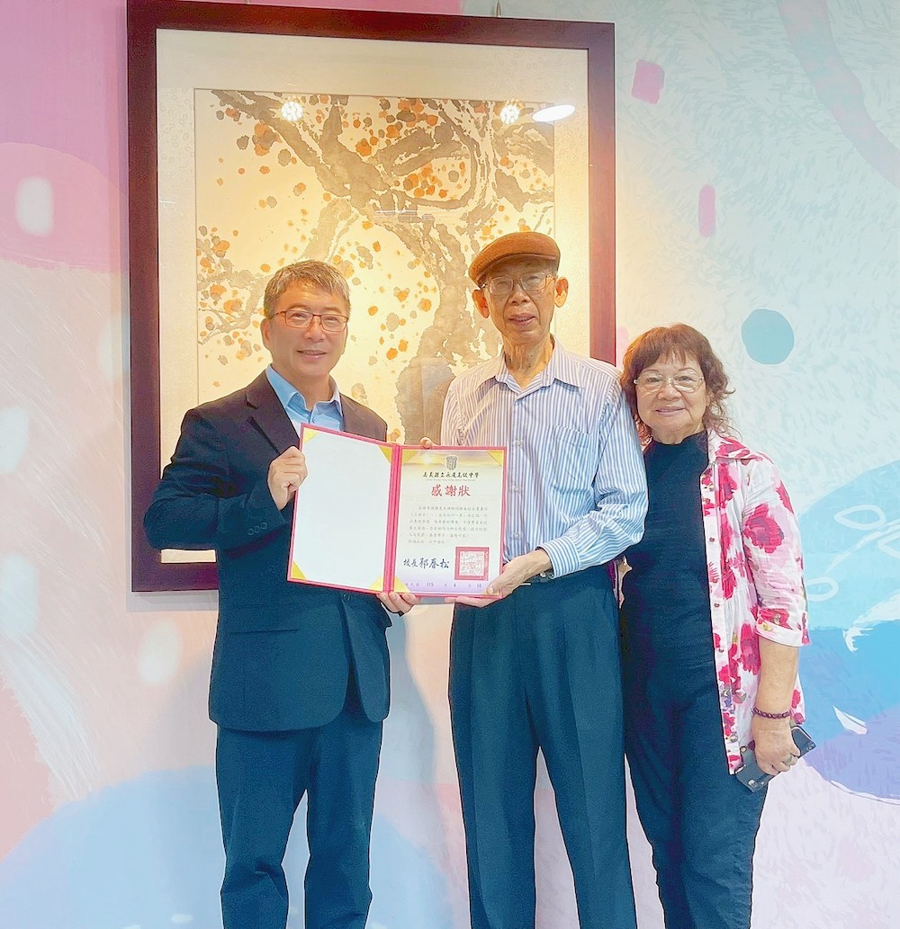 郭春松校長（左）代表校方致贈李國聰大師（中）感謝狀。（圖/永慶高中提供）