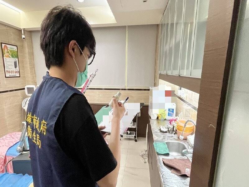 ▲衛生局人前往診所稽查。（圖／高雄市衛生局提供）