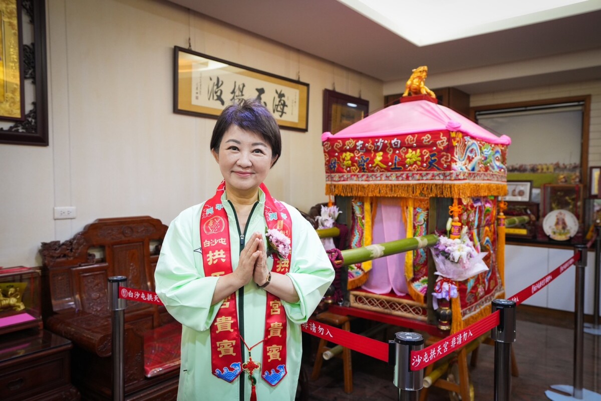▲盧秀燕表示，帶著虔誠的心，祈求國泰民安、所求如願，也祝福拱天宮神威顯赫，香火滿天下，守護台灣每一個角落。(圖/中市府提供)