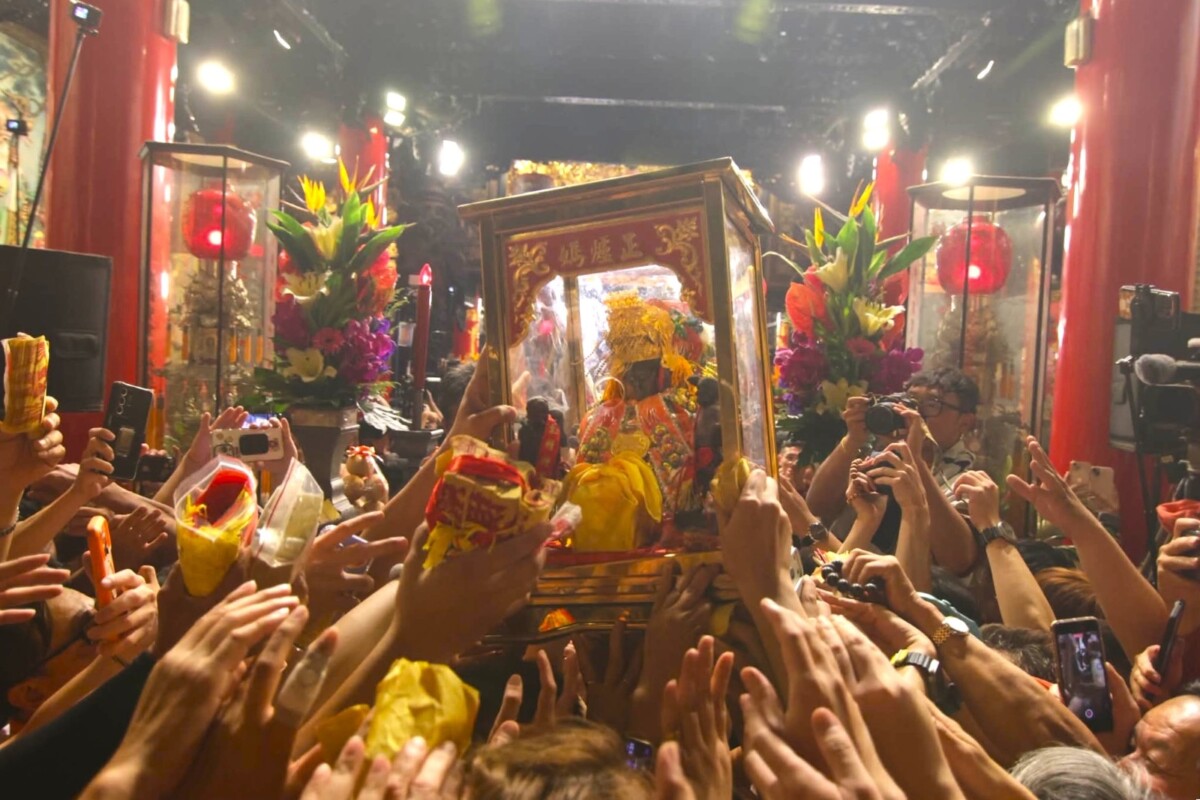 ▲信眾齊喊「進喔！進喔！」接力恭迎媽祖安座。(圖/記者顏淑娟翻攝)