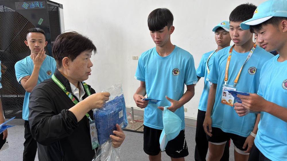 吳美華處長特別代表翁章梁縣長親自前往致意外，並致贈防曬與降溫相關物資，協助現場裁判團隊等工作人員對抗高溫。（圖/嘉義縣政府提供）