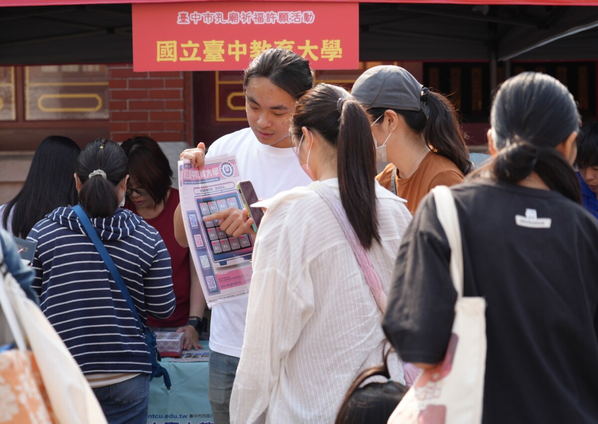 ▲活動邀請中部多所大學設置「未來志向諮詢攤位」，提供考生升學方向與科系選擇建議。(圖/記者顏淑娟翻攝)